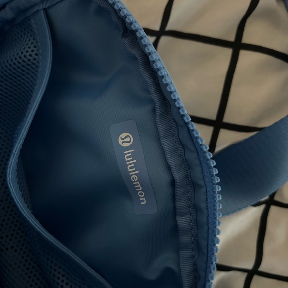 lulu lemon belt bag - Picture 3 of 3